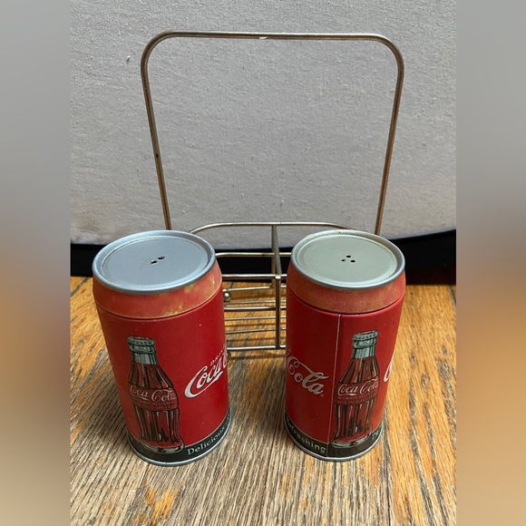 Coca Cola branded items - salt and pepper shaker with caddie giant clothes pin - Picture 4 of 11